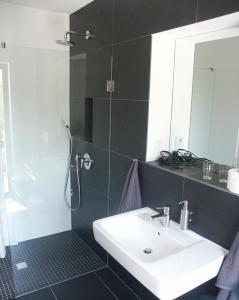 Um banheiro em Weingut Seck