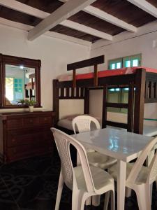 卡普兰干BlueBayou.capurgana的用餐室配有桌椅和双层床。