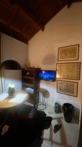 Una sala de estar con una mesa y una mesa y sillas. en Cabana graciosa e aconchegante, en Jaguariúna