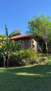 una casa de ladrillo con un árbol delante de ella en Cabana graciosa e aconchegante, en Jaguariúna 38 fotos más