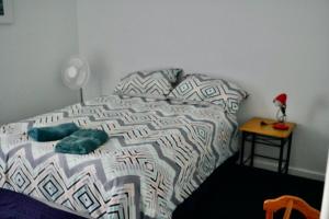 une chambre avec un lit et une table avec une lampe dans l'établissement Chevy Cottage, à Esperance