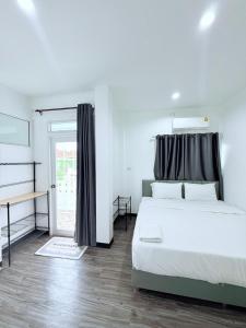 Un dormitorio con dos camas y un escritorio y una ventana. en Guru Luxury Villas, en Jomtien Beach 5 fotos más