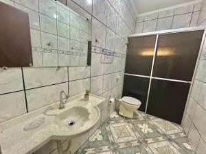 Casa de campo a 1 km do Parque Aquático في مونتي سيو: حمام مع حوض ومرحاض