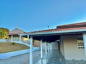 a large white house with a red roof at Casa de campo a 1 km do Thermas Hot World in Águas de Lindóia