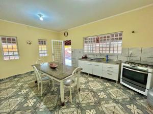 Casa de campo a 1 km do Parque Aquático في مونتي سيو: مطبخ مع طاولة وموقد