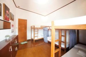 パングラオにあるD' Barn Hostel Panglaoの二段ベッド1組、デスクが備わる客室です。