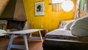 a living room with a couch and a table at Posada Hale Nalu in La Paloma