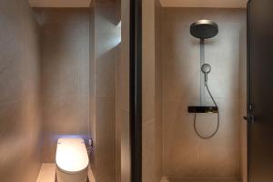 Un baño con ducha y WC. en ShanJuanYun Panoramic Sunlit Yulong Snow Mountain Hotel, en Baisha 130 fotos más