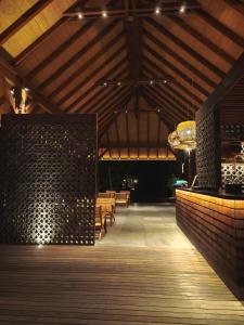 Una gran sala con mesas y sillas en un edificio. en Yulia Village Inn Ubud, en Ubud