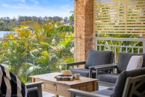 Posezení v ubytování Pelicans Rest Lake Cathie - pool, beach, aircon