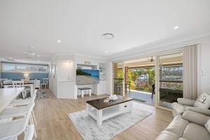 Posezení v ubytování Pelicans Rest Lake Cathie - pool, beach, aircon