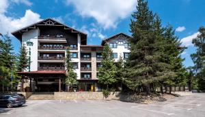 ボロヴェッツにあるLion Hotel Borovetsの駐車場内の木の建物