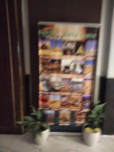 una tienda de comestibles con una muestra de comida en Host G Hotel, en El Cairo