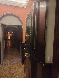 Un pasillo con dos juegos de puertas en un edificio. en Host G Hotel, en El Cairo