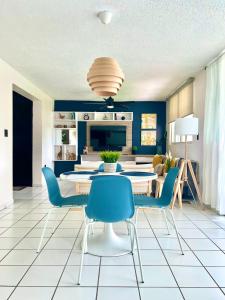 a dining room with blue walls and a table and chairs at The Choliseo Bayside Stay in San Juan