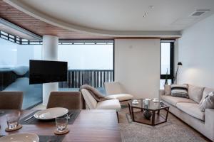 una sala de estar con un sofá y una mesa en Yotei Dream One, en Kutchan