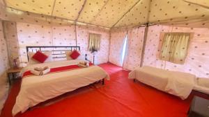 Ένα ή περισσότερα κρεβάτια σε δωμάτιο στο Hotel Golden Grand Jaisalmer