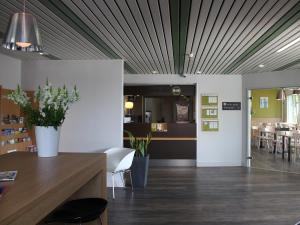B&B HOTEL La Rochelle Centre餐厅或其他用餐的地方