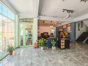 a lobby with a chair and a desk with plants at Friend & Sunshine Villa in Shenzhen