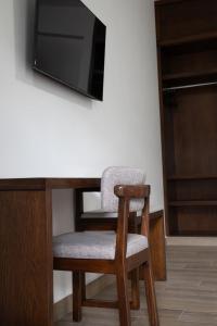 Μια τηλεόραση ή/και κέντρο ψυχαγωγίας στο Aura Hotel +6 φωτογραφίες