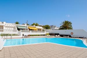 a large swimming pool in front of a building at Arthouse Sea View - Acquamarina e Zaffiro in Puerto del Carmen
