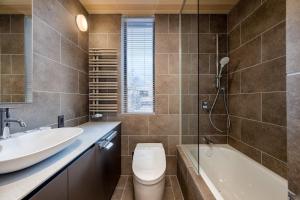 Un baño con lavabo, inodoro y bañera. en Yotei Dream One, en Kutchan 20 fotos más