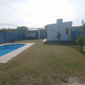 a backyard with a swimming pool and a building at Finca Ayres de Mis Viejos in Maco