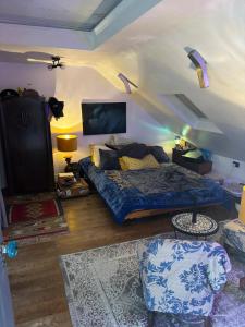 una sala de estar con una cama y un sofá en The Snug in a Quaint English Mews House, en Londres 2 fotos más