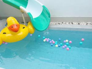 Bazén v ubytování B leaf pool villa ชะอำ nebo v jeho okolí + 7 fotografií