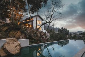 Pemandangan gunung umum atau pemandangan gunung yang diambil dari hotel