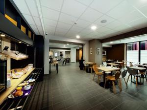 A restaurant or other place to eat at B&B HOTEL Castres Centre Gambetta