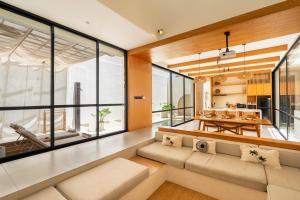 a living room with a couch and a table at Villa Thre in Mantaak
