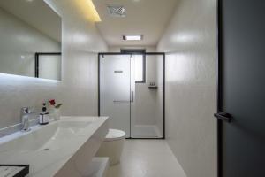 une salle de bain avec une douche, des toilettes et un lavabo dans l'établissement Xuejian Homestay, à Shangri-La 155 autres photos