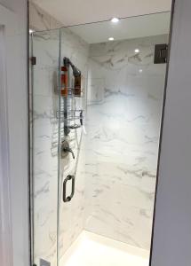 Bilik mandi di Studio Apartment with Garden Jersey City