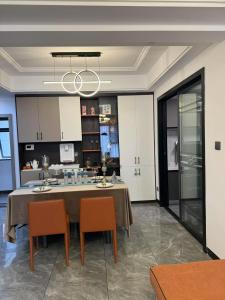 a kitchen with a table and chairs in a room at Xiaowo SmileNest Downtown Scenic Spot Ticket Service Close to Tianmen Mountain Scenic Area Ideal for Couples, Families and Group Bookings in Zhangjiajie