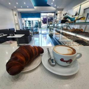 - une tasse de café et un croissant sur une table dans l'établissement ARISTOCASA, à Lecce