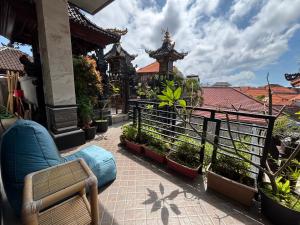 En balkon eller terrasse på Suwardika Homestay & Dormitory