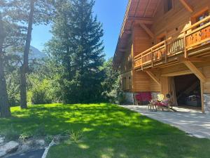 ラ・サル・レ・ザルプにあるLuxury Chalet In The Heart Of Serre Chevalierの前に広い庭がある家