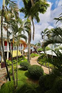 ein Resort mit Palmen und einem Gehweg in der Unterkunft Appartement La Perle - Village Creole in Lazaret