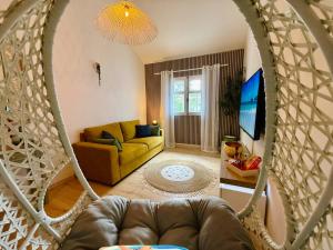 ein Wohnzimmer mit einer Couch und einem Spiegel in der Unterkunft Appartement La Perle - Village Creole in Lazaret