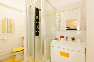 ein Badezimmer mit Toilette und Glasdusche in der Unterkunft Appartement La Perle - Village Creole in Lazaret + 13 Fotos