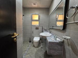 Koupelna v ubytování Signature Grand Studio Apartment + 6 fotografií