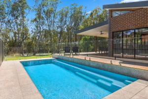 Πισίνα στο ή κοντά στο Bundalong Luxury Riverfront Escape