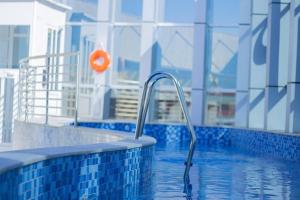 a swimming pool with a hand rail in a building at Alugueasy - Hotel Fusion in Brasilia