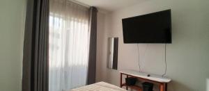 TV a/nebo společenská místnost v ubytování Casa con piscina, terraza y parrilla en Ica