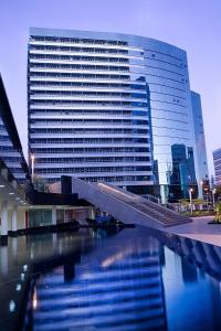 a large building with a bridge in front of it at Alugueasy - Hotel Fusion in Brasilia