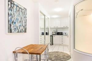 Η κουζίνα ή μικρή κουζίνα στο Wake to the Waves - Oceanfront Apartments +9 φωτογραφίες