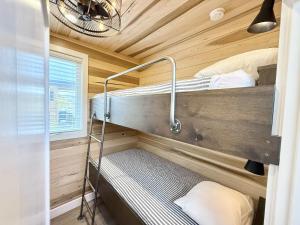 a bedroom with bunk beds in a tiny house at Escalante Escapes Moon Lily- Bunk Escape in Escalante