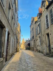 an empty street in an alley with buildings at La Demeure de Beauvoir - Confort & authenticité in Blois