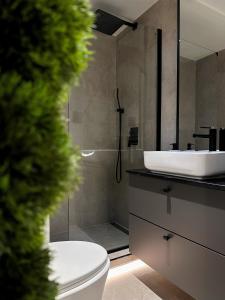 a bathroom with a shower and a toilet and a sink at Private Parking KING BED Urban Nest in Pittsburgh